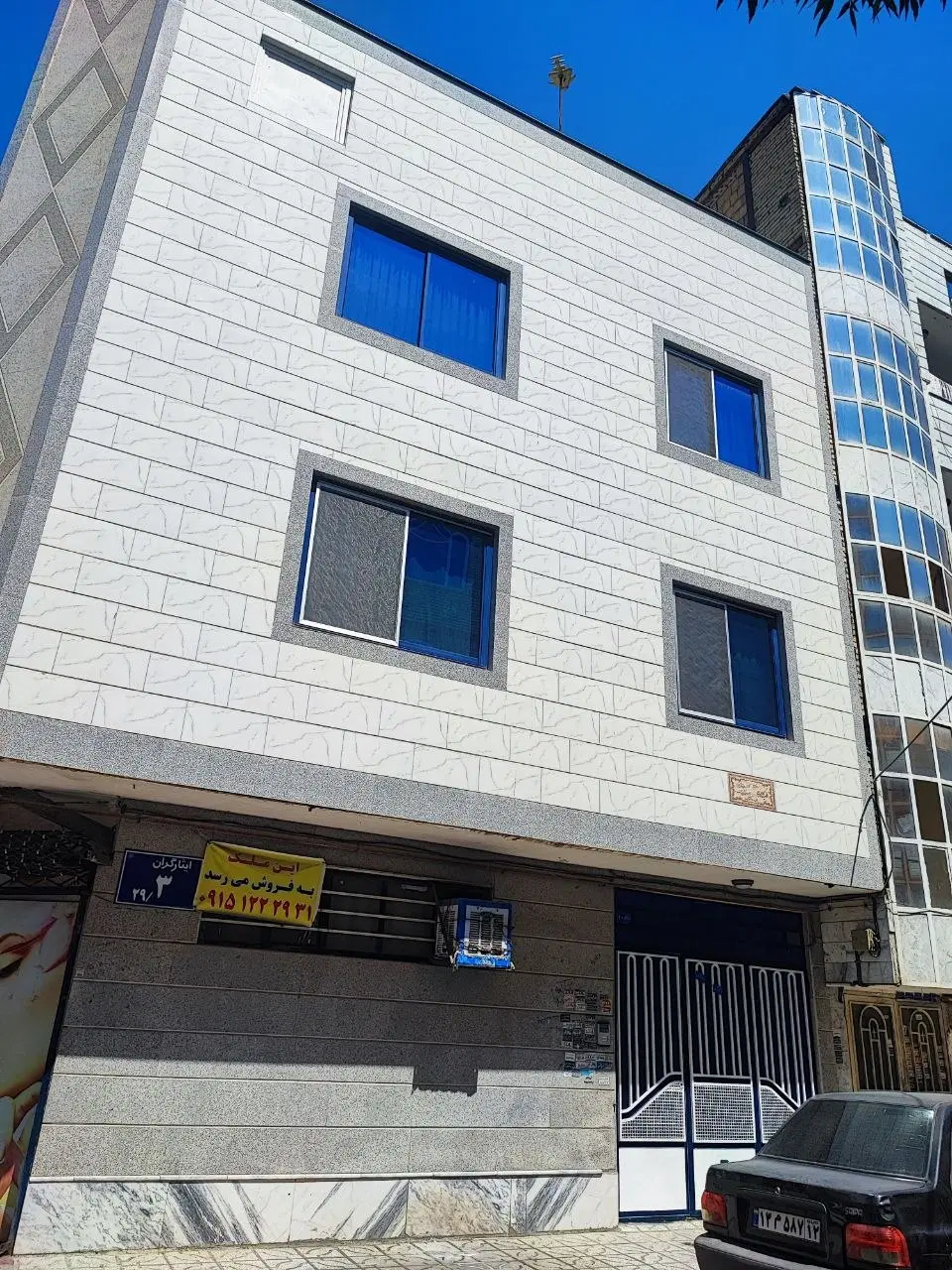 ملک مسکونی با دو باب مغازه