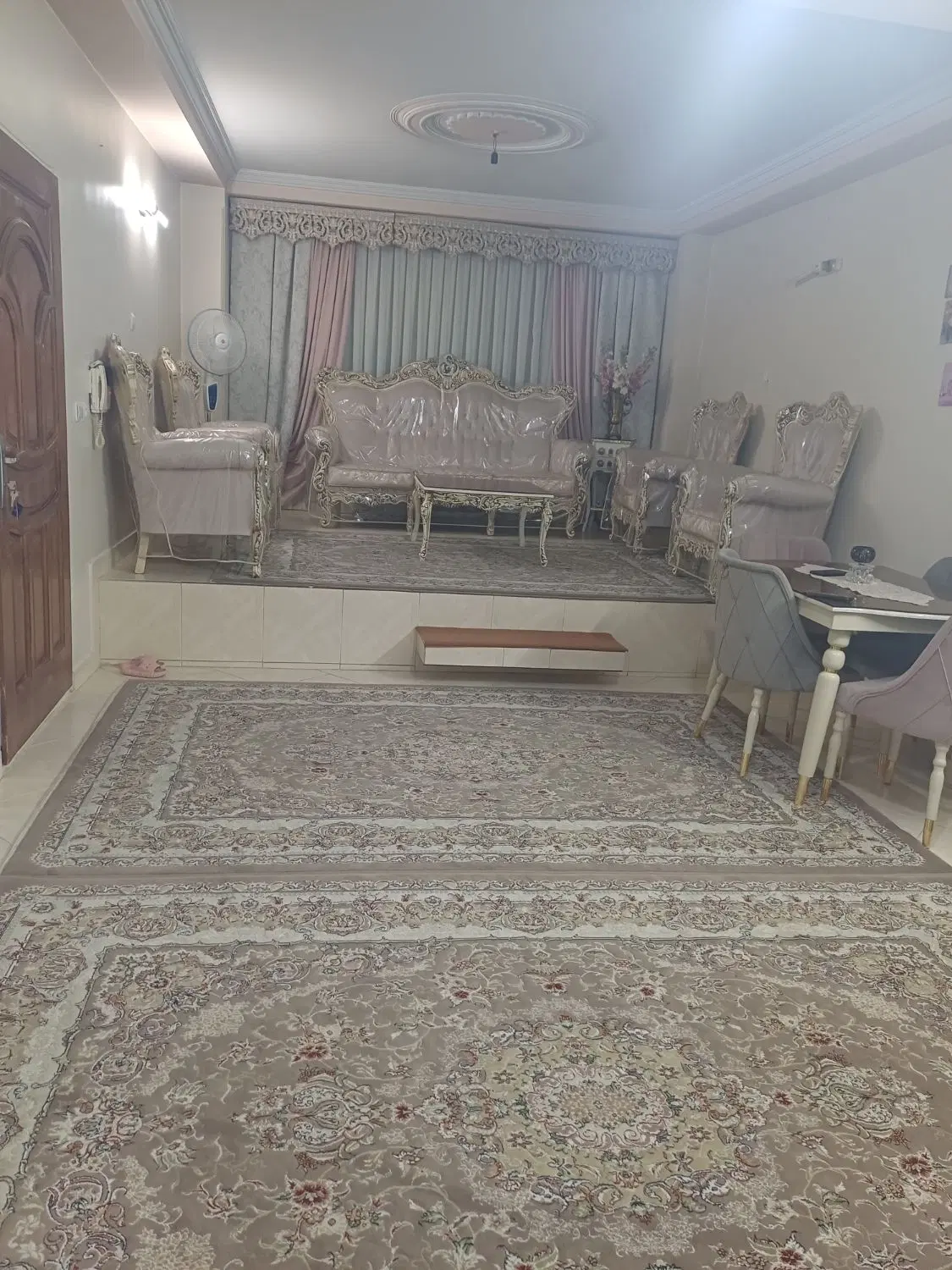 یک واحد مسکونی طبقه اول تک واحدی
