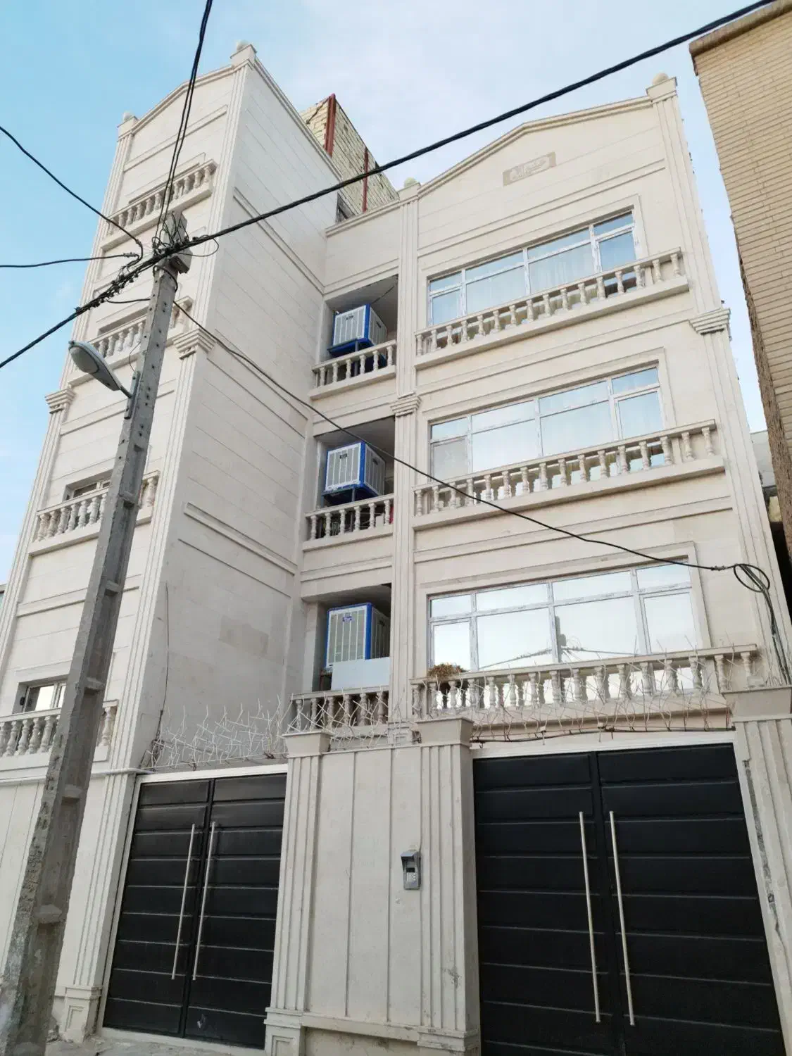 سه طبقه نوساز اسکلت بتن خ پاسداران هتل کویر