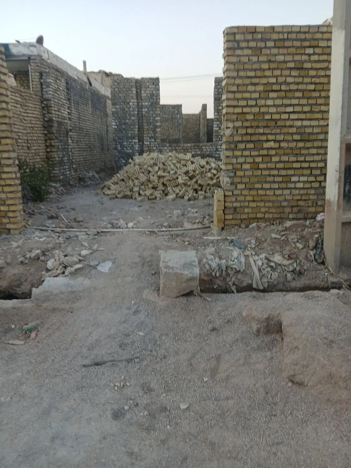 زمین نیمه کاره کانتکس