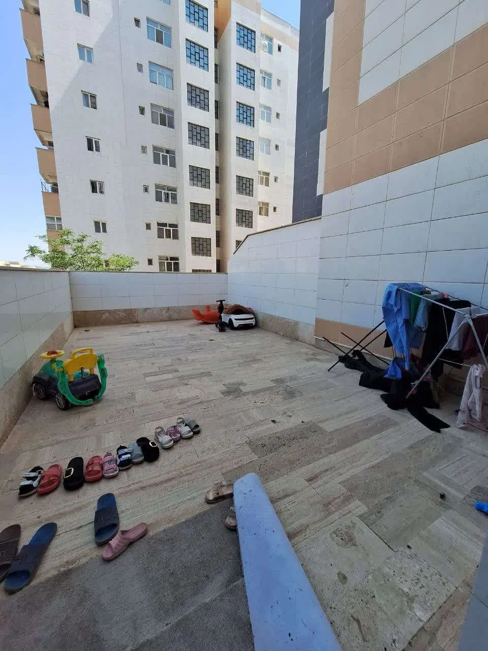 واحد صد و چهار متری با حیاط ۲۳ متری