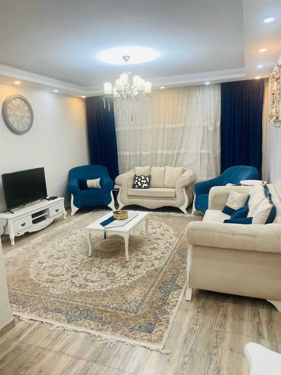 ۸۳ متر  غرق نور