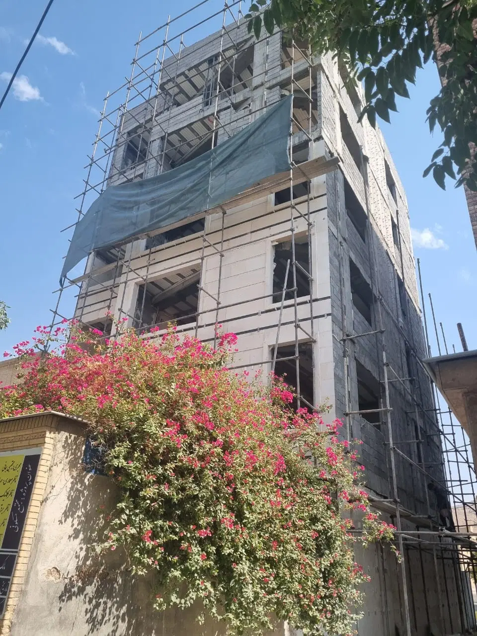 فروش ویلایی دو طبقه درب حیاط ۳۰۰ متری قابل سکونت