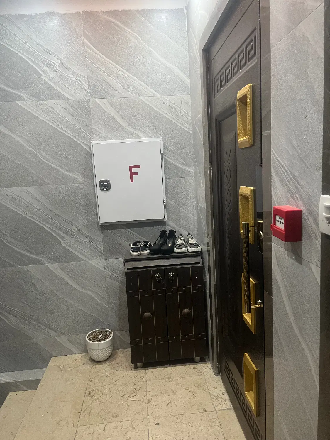67متر دوخواب با پارکینگ وانباری