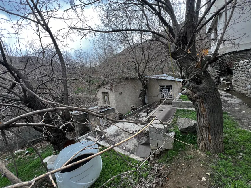 زمین اغشت با بنای قدیمی
