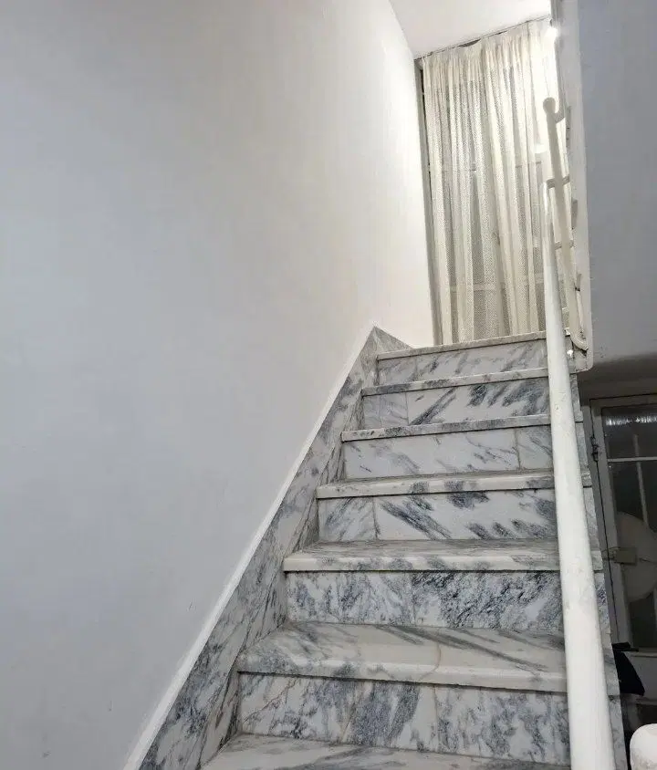 ۹۰ متری شیک طبقه اول روبرو پارک چهل بازه