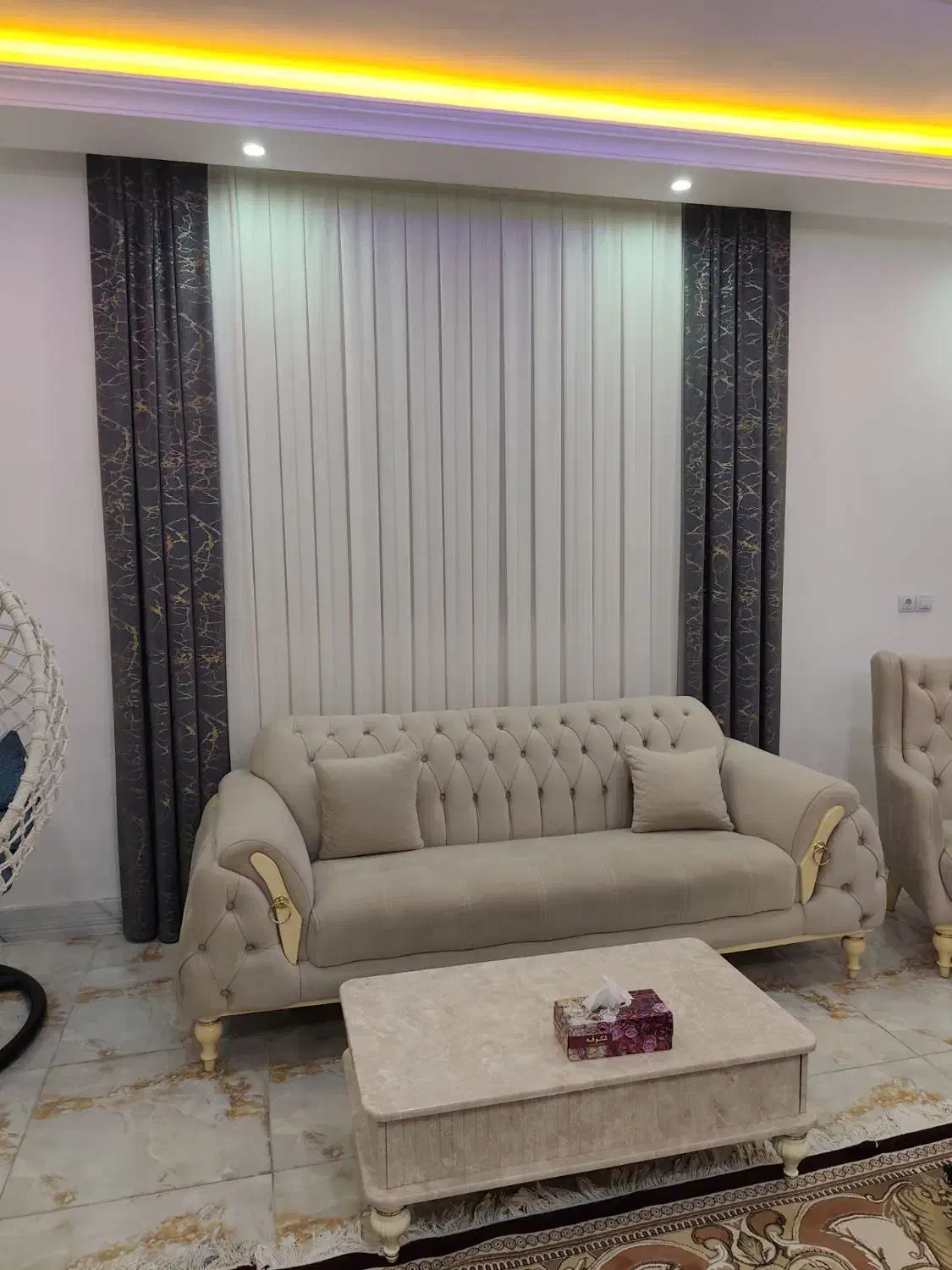 فروش سه باب مغازه همکف ویک واحد مسکونی طبقه بالا