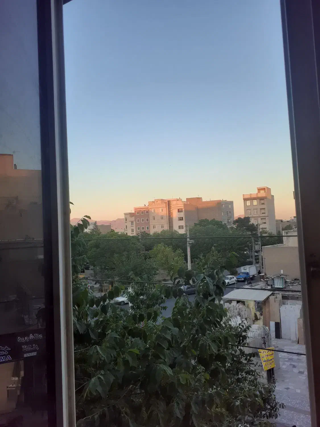 رهن واحد ۹۰ متری حاشیه خیابان زمزم جنب مترو شریعتی