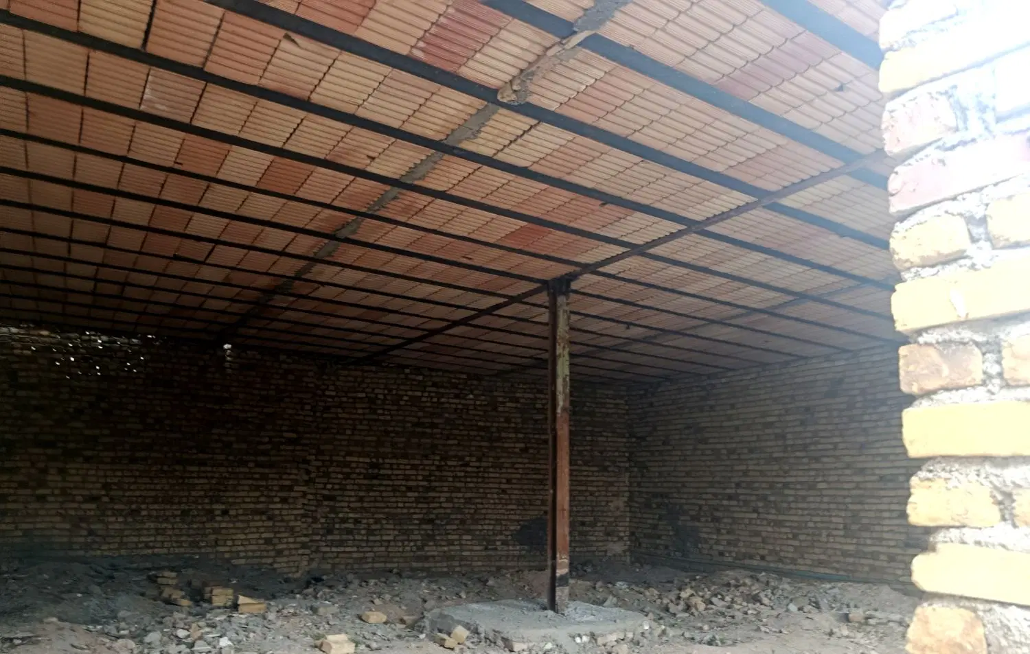 خانه نیمه ساز حاجیار