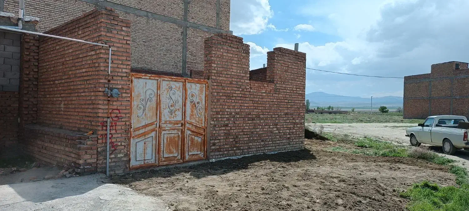چهاردیواری نیمه ساخت دونبش