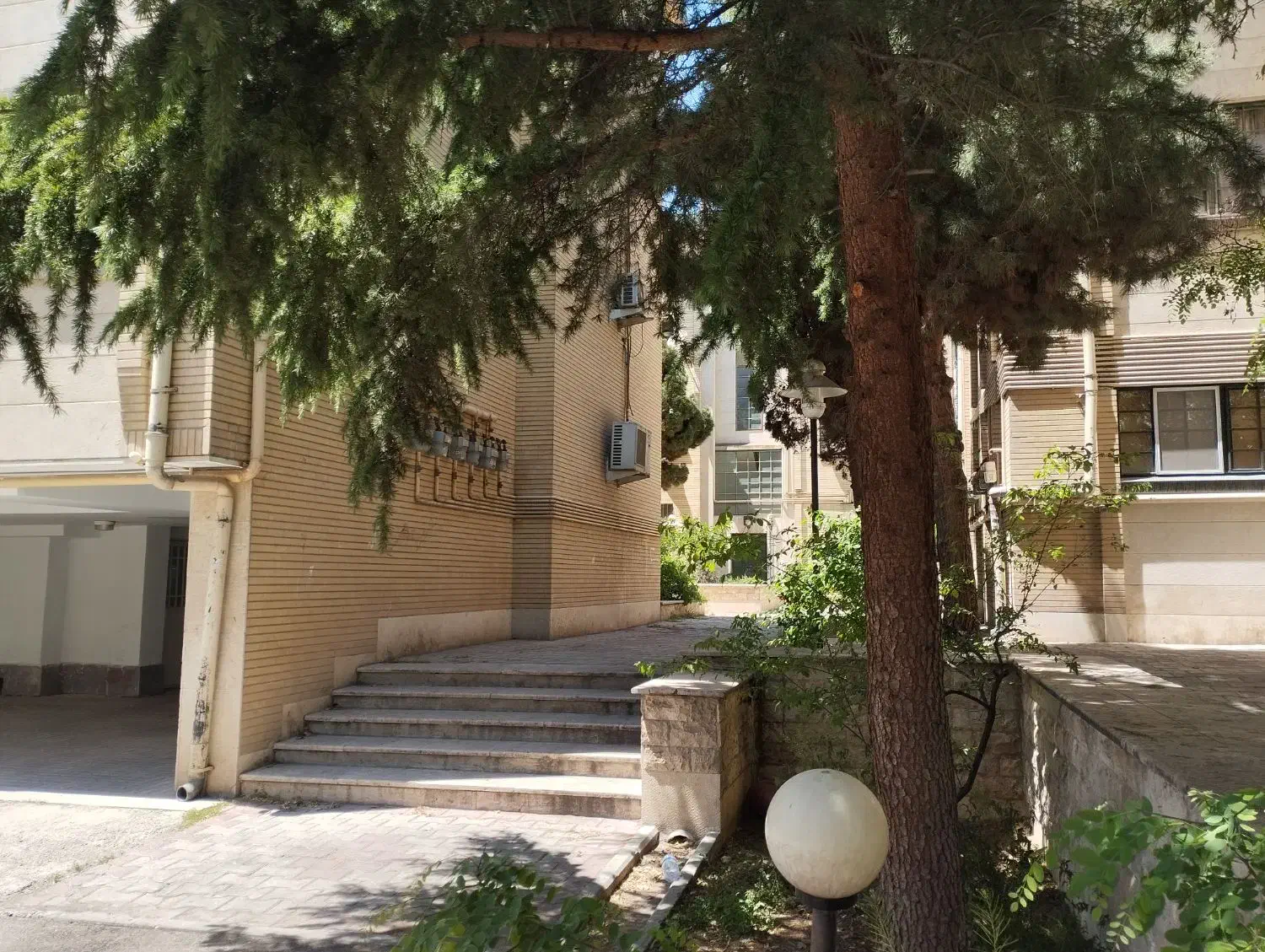 آپارتمان ۹۰ متر (خیابان معلم)