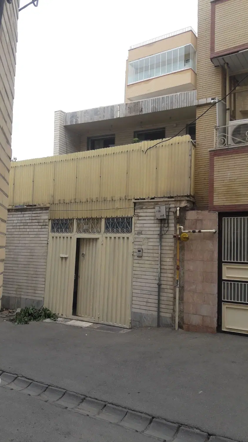 حیاط دو طبقه ابوریحان ماشین رو