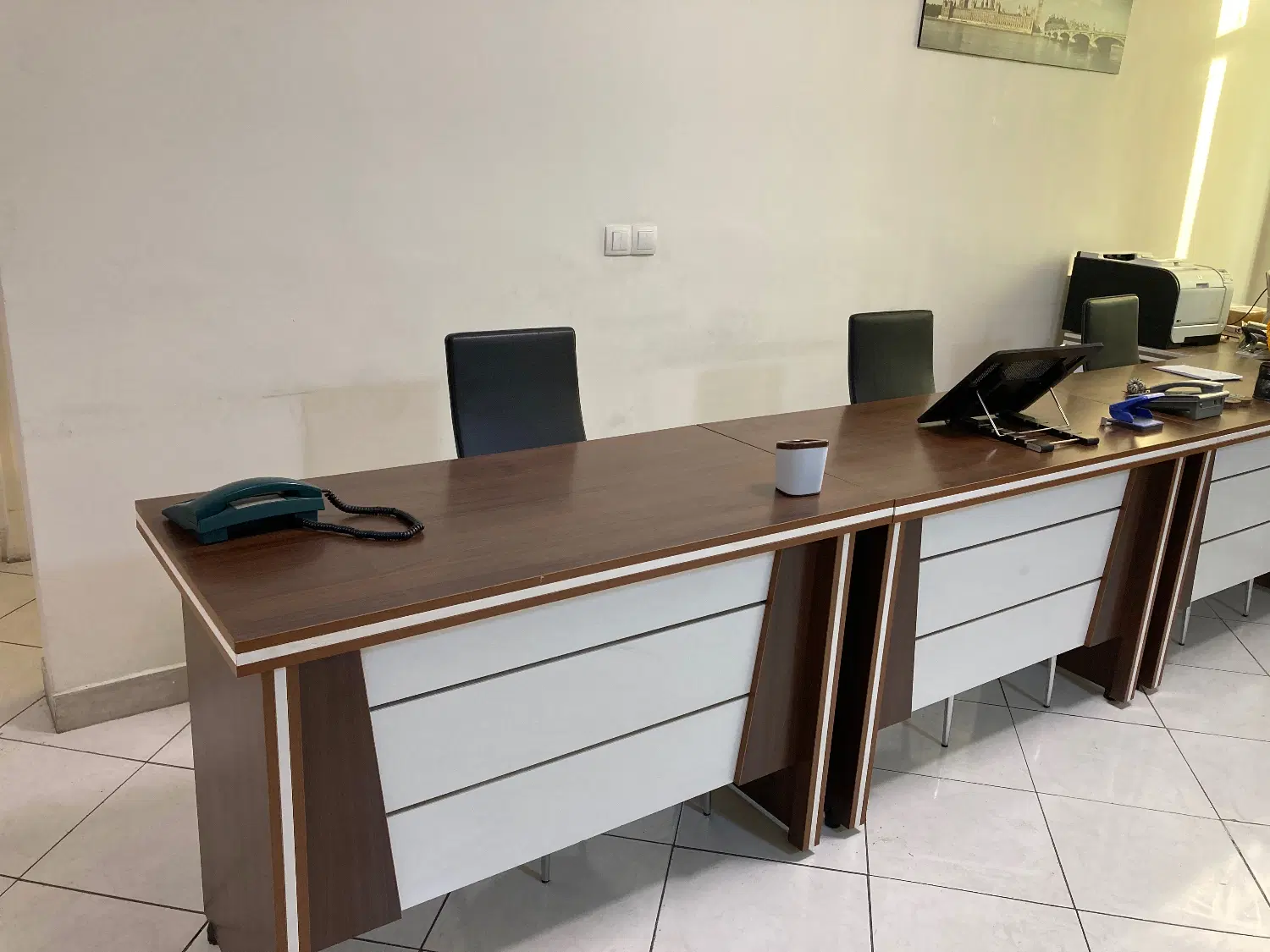 میز کار در فضای اشتراکی استارتاپ تولیدمحتوا مهندسی