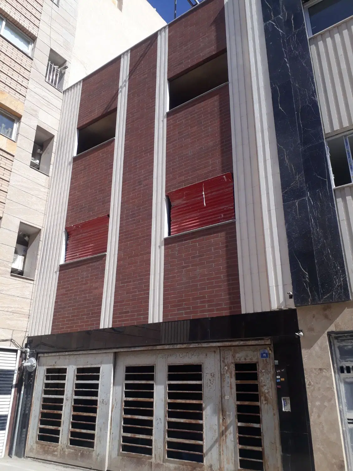 خانه سه طبقه تکمیل نشده