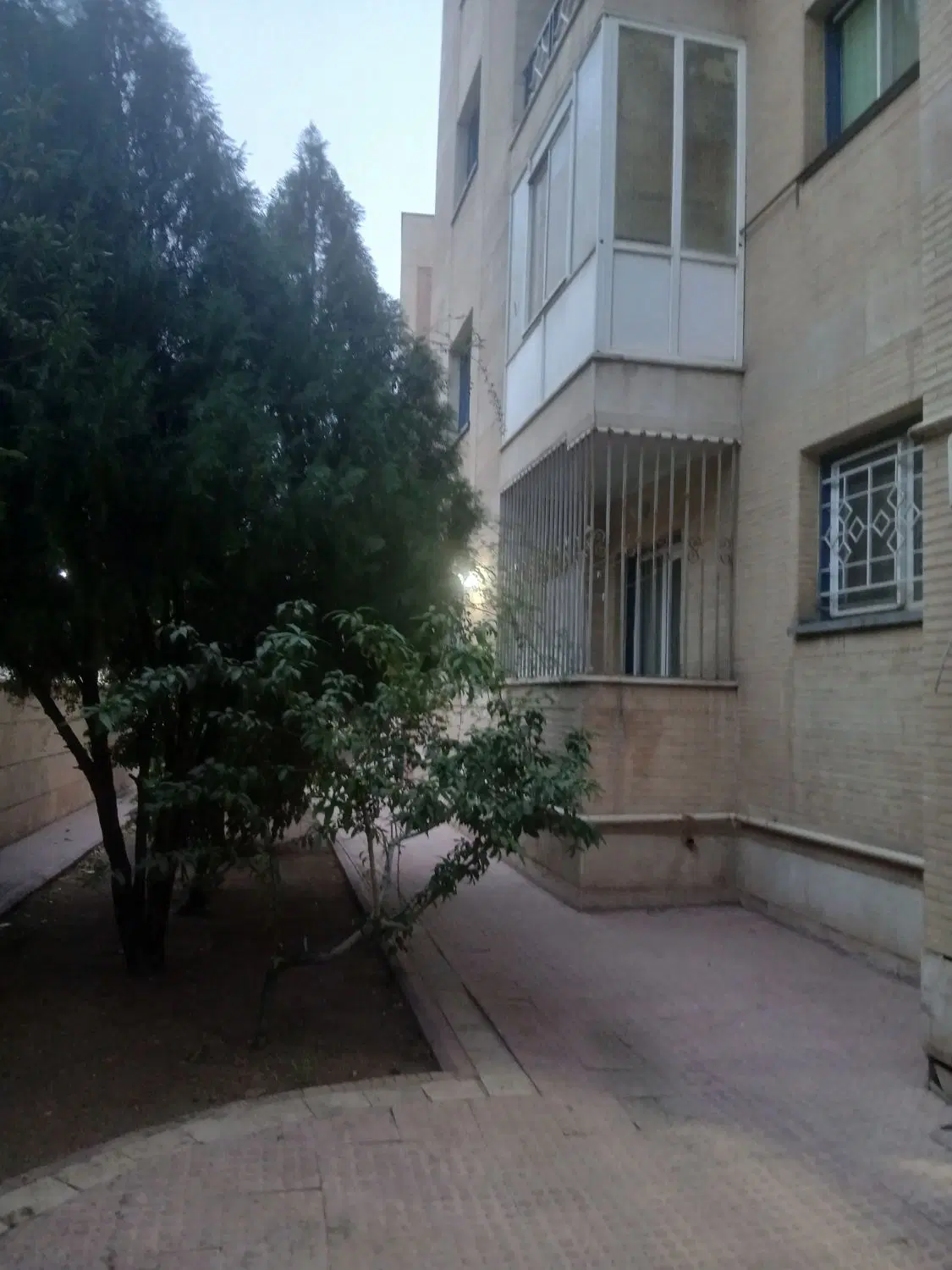 فاز دو کنار بازار استقلال دو خوابه 87 متری