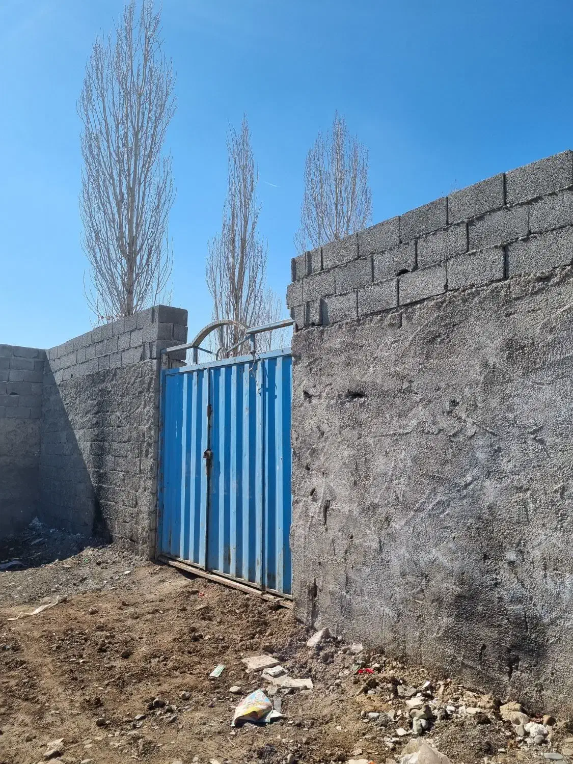 ۲۶۰ متر زمین چهار دیواری با درب