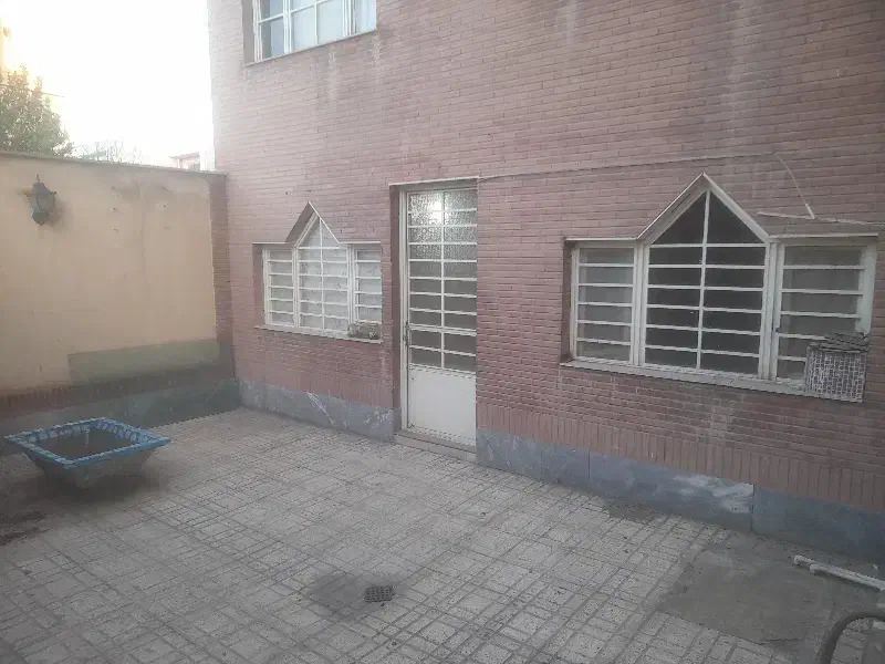 واحد همکف دربست حیاط دار