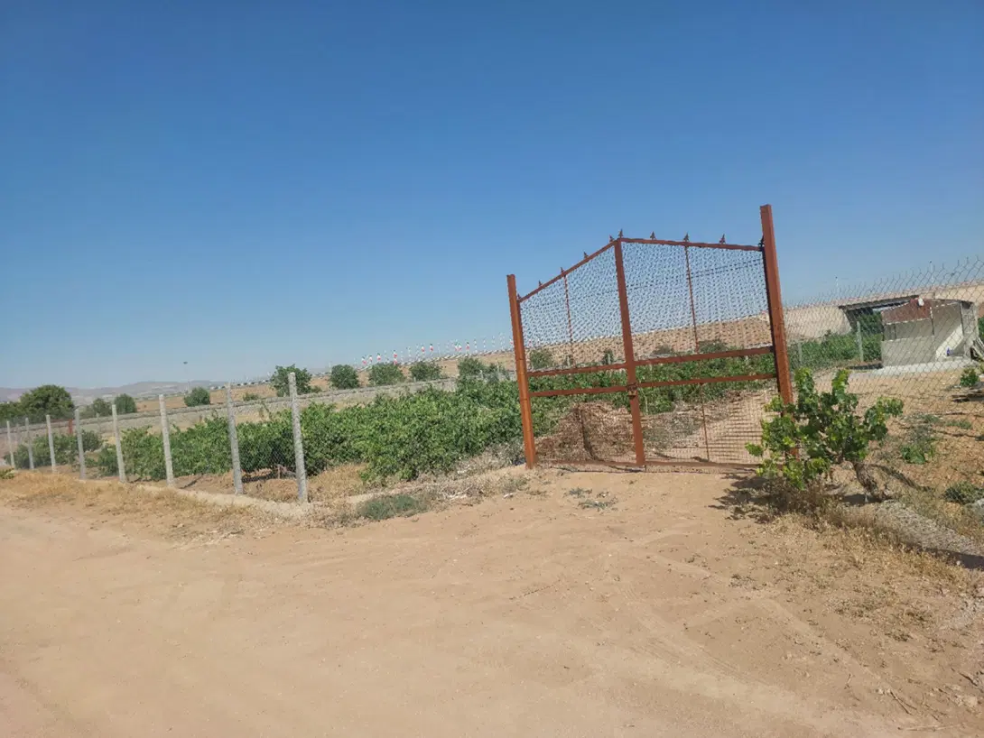 ۹۰۰ متر باغ دو نبش با تمامی امکانات
