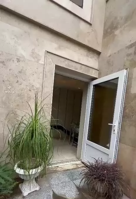 ۱۳۰ متری خاص با روف گاردن اختصاصی