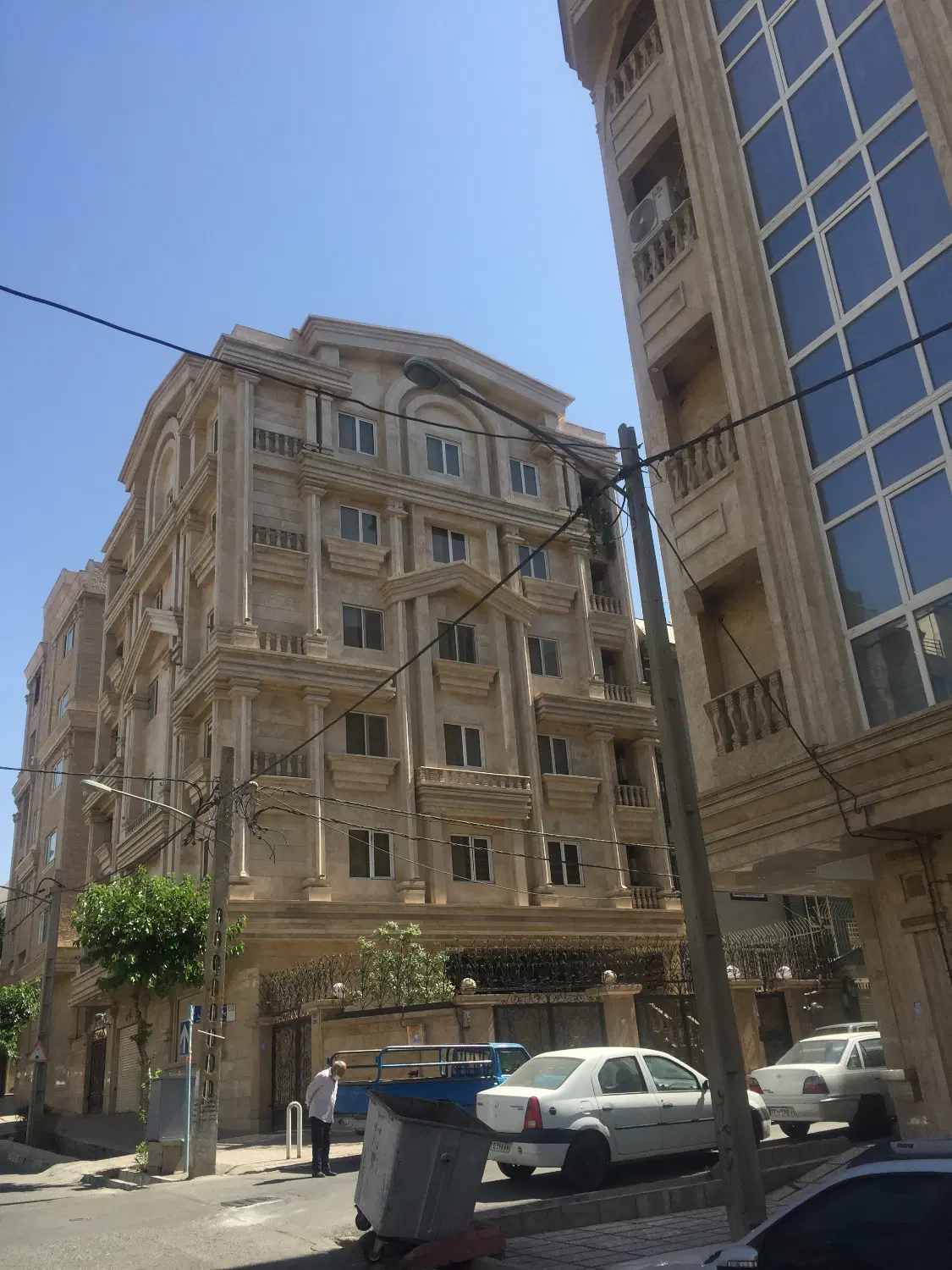 ۲۰ متر مغازه بر اصلی بلوار دو نبش بالکن دار