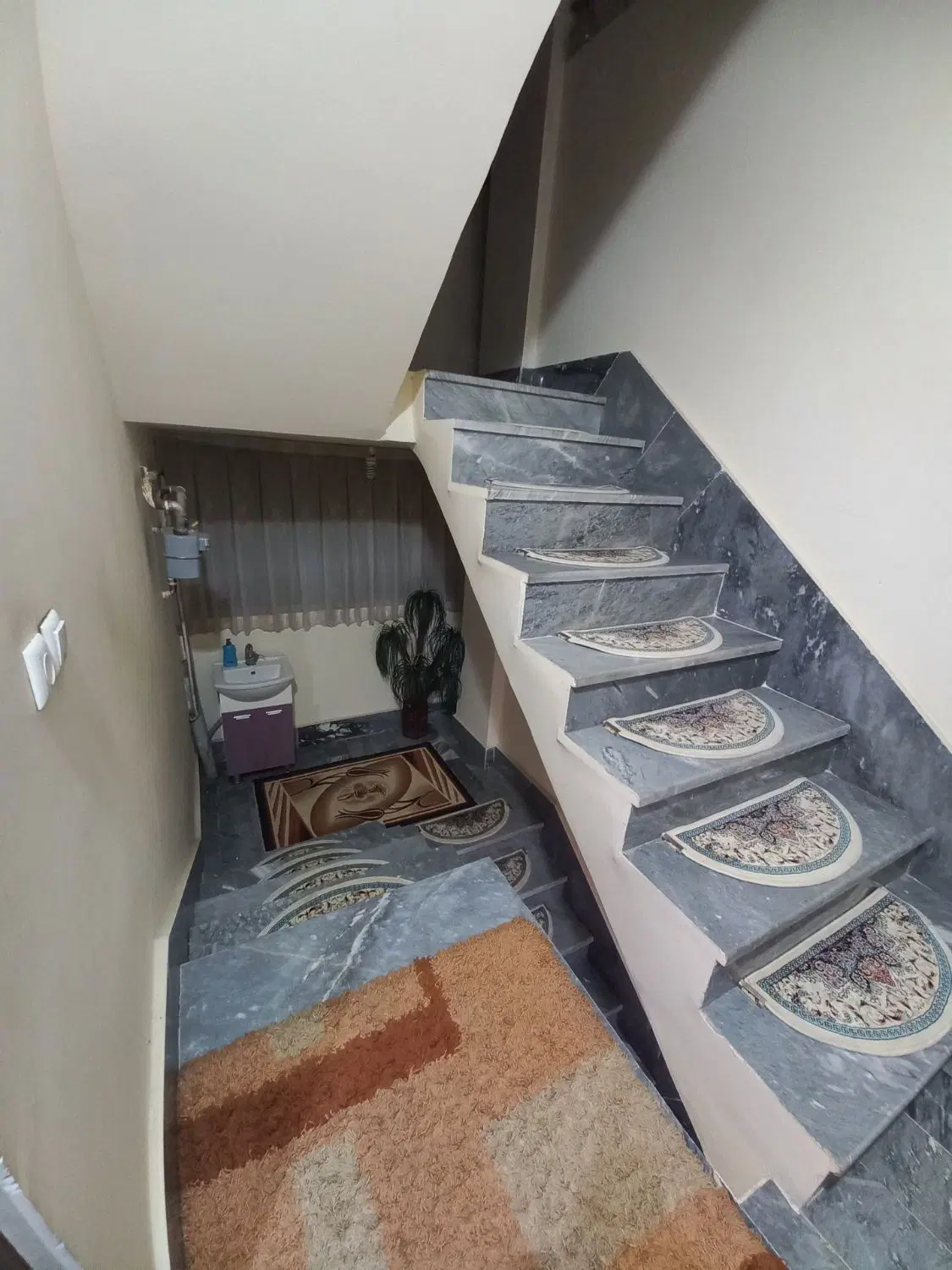 خانه دو طبقه به همراه مغازه در ابتدا جاده سلماس