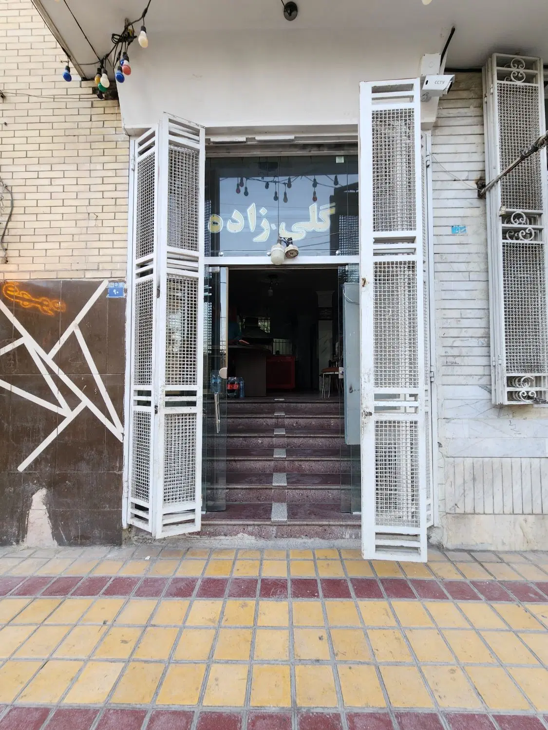 مغازه تجاری در موقعیت بسیار خوب و پرتردد