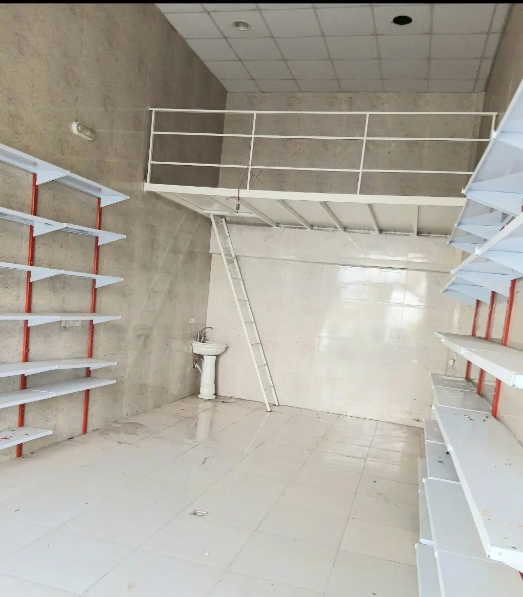 مغازه ۳۳ متری، پادگان، کوچه آبان