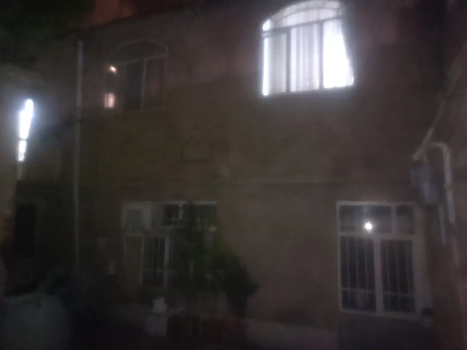 ملک قابل سکونت دارای تجاری