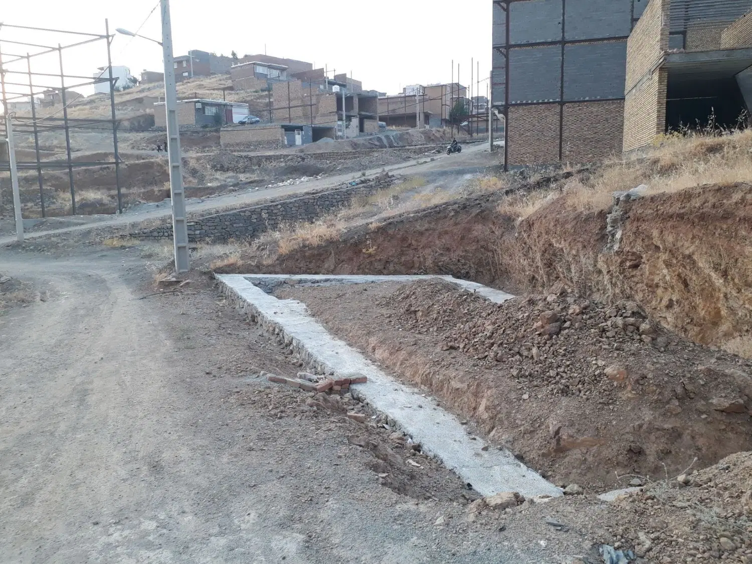 زمین آساوله