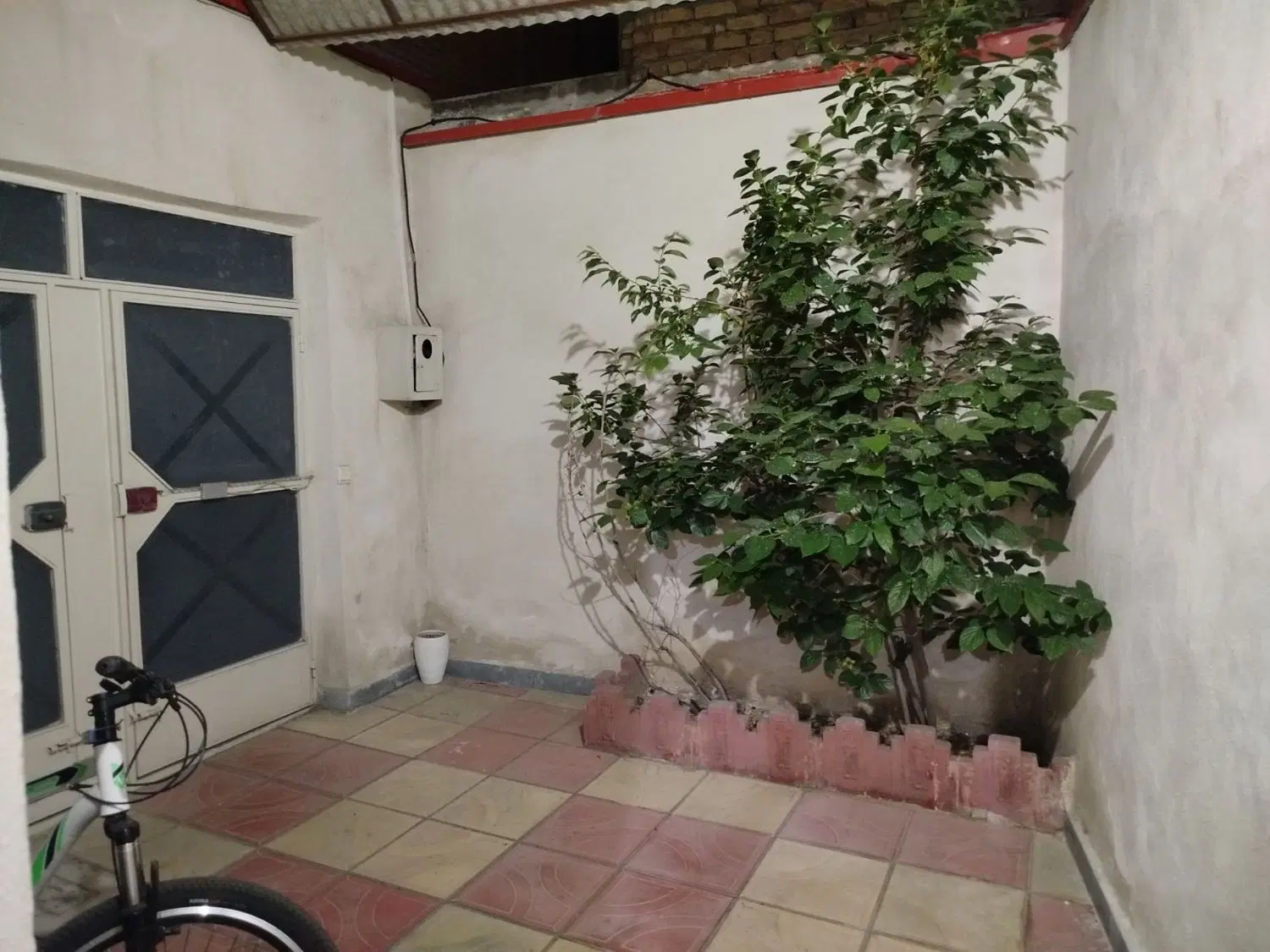حیاط‌ لوکس‌ در‌ساختمان‌سنگی‌ به‌متراژ ‌191