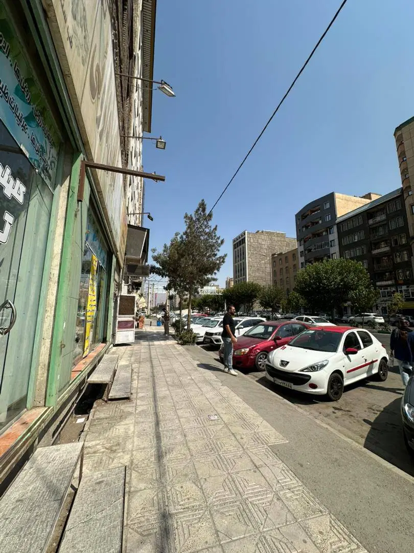 مغازه بر خیابان پونه