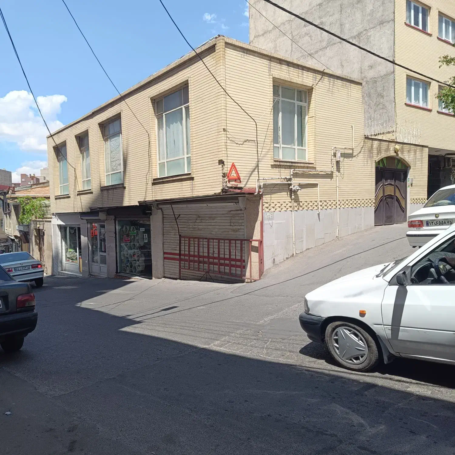 حیاط ویلایی دلنشین بر خیابان