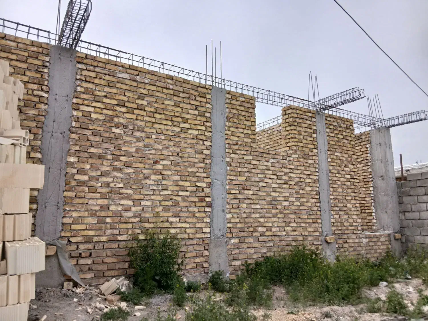 فروش یک خانه نیمه ساز و یک زمین مسکونی