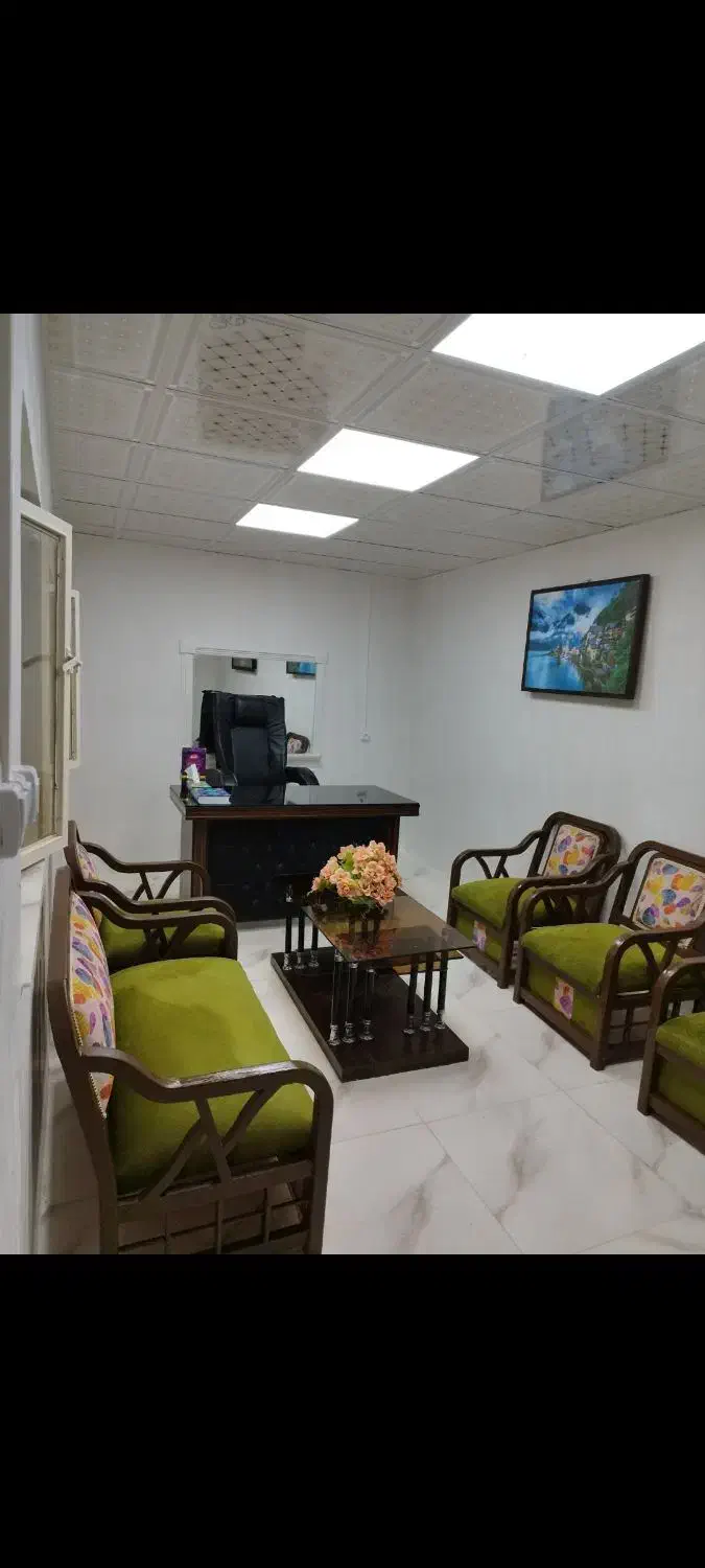 گاراژ دیوارکشی شده با دفتر