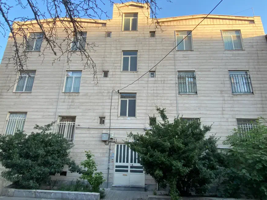 اپارتمان دو خوابه ۹۰ متری  طبقه دو نیم شاهین شمالی