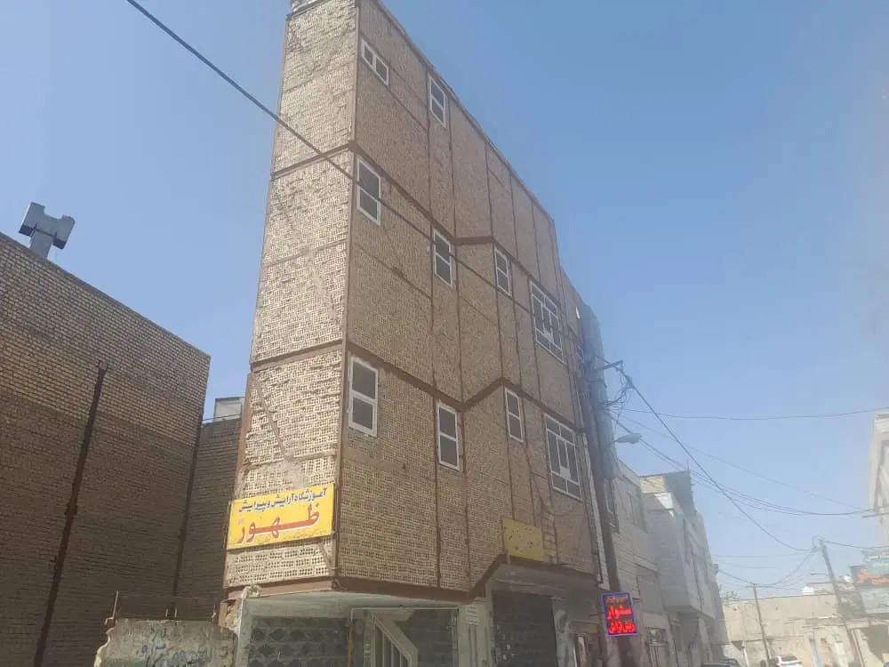 ساختمان پشت بانک ملت میدان امام در خمینی شهر