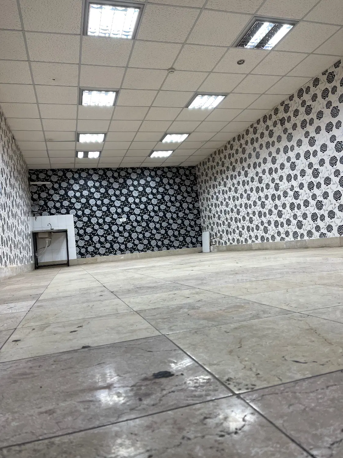 اجاره واحد ۵۰ متری بازار بزرگ ولیعصر فول امکانات