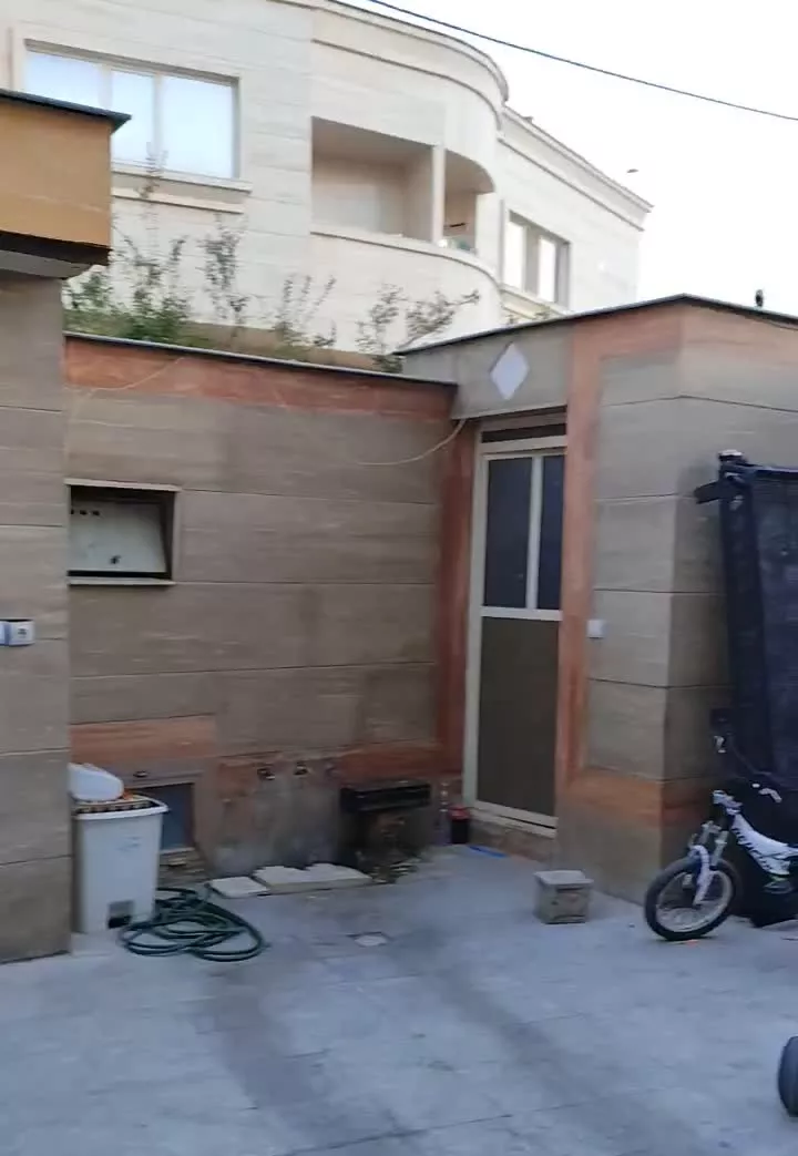 منزل ویلایی دوخوابه درب از حیات