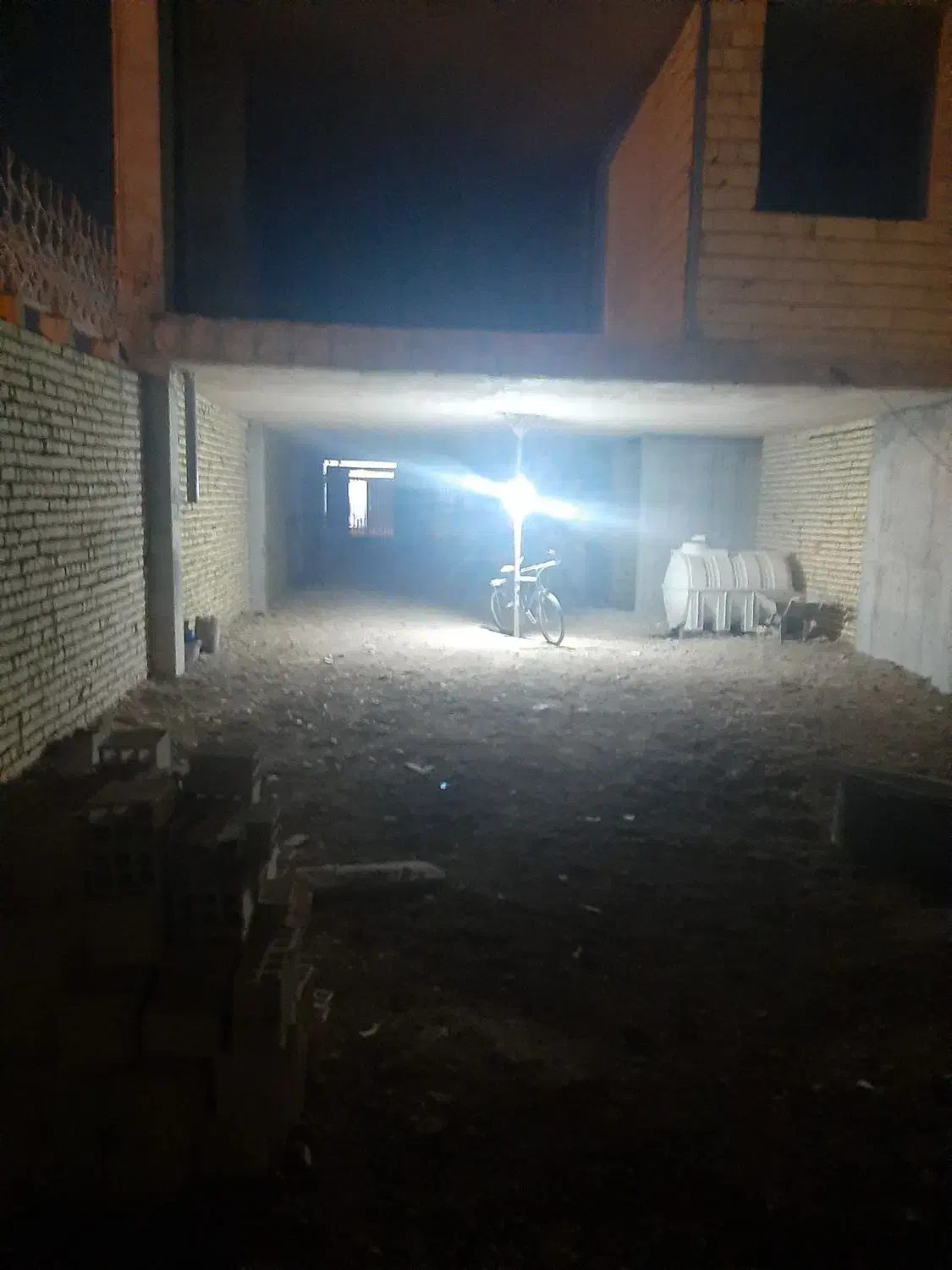 اجاره کارگاه ۱۰۰متری  با برق سه فاز ۳۲و آب و سرویس