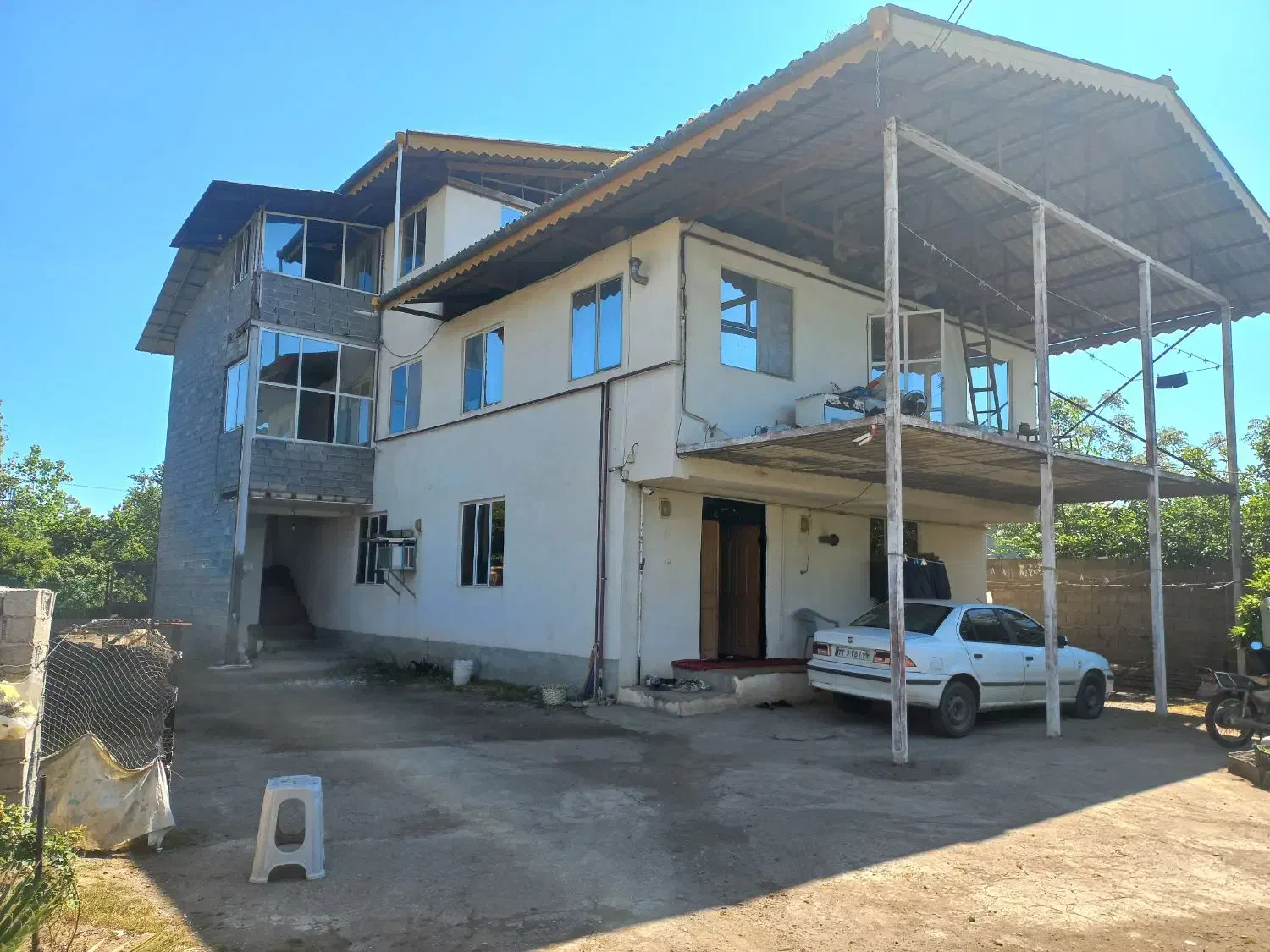 خانه ۳ طبقه راه جدا همراه ۱۰۰۰متر زمین مسکونی