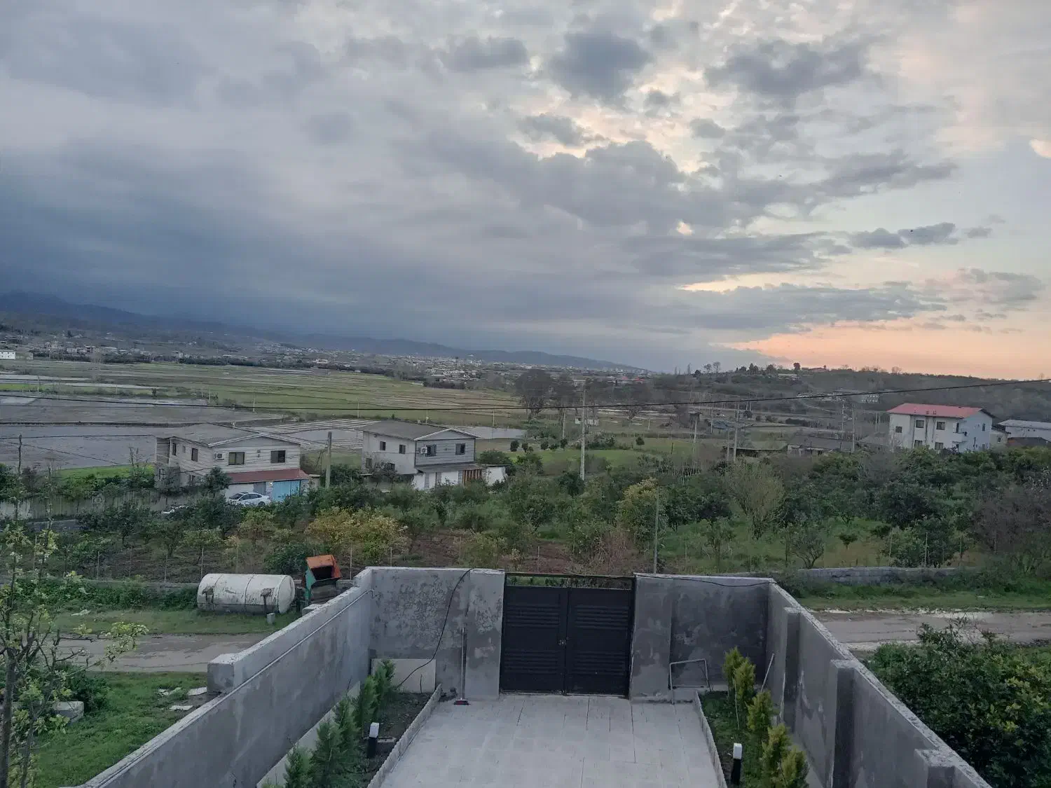 کلبه چوبی انارسرخ