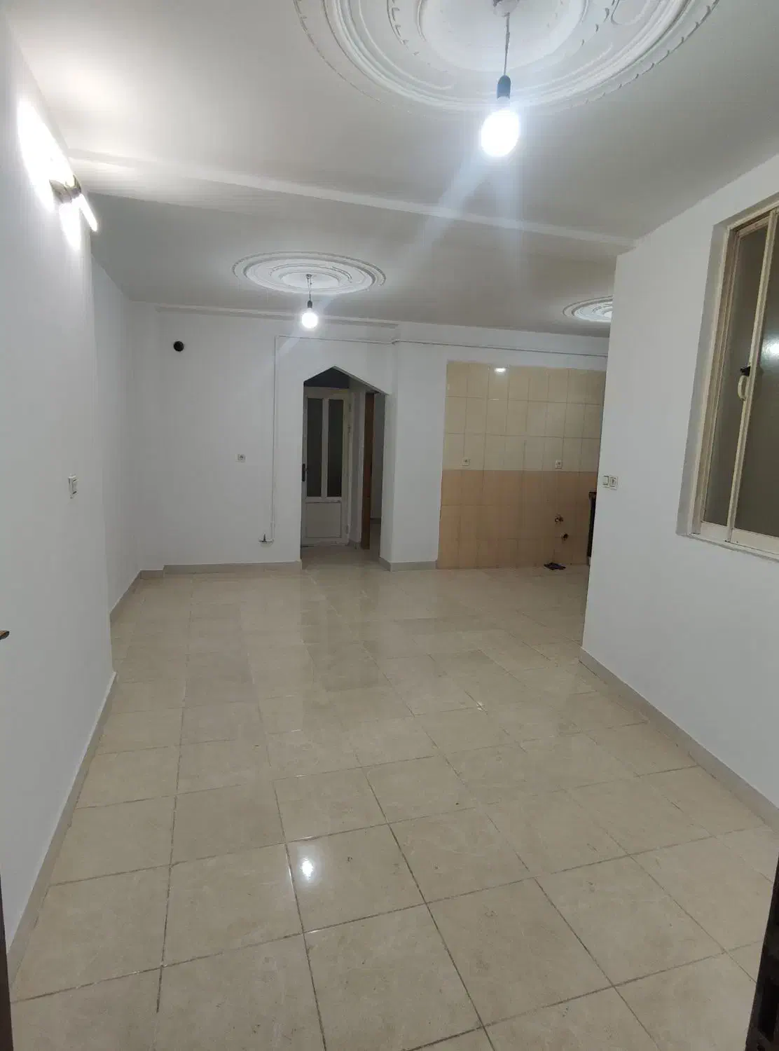 سوییت تک خواب با پارکینگ و حیاط خلوت گمرکات