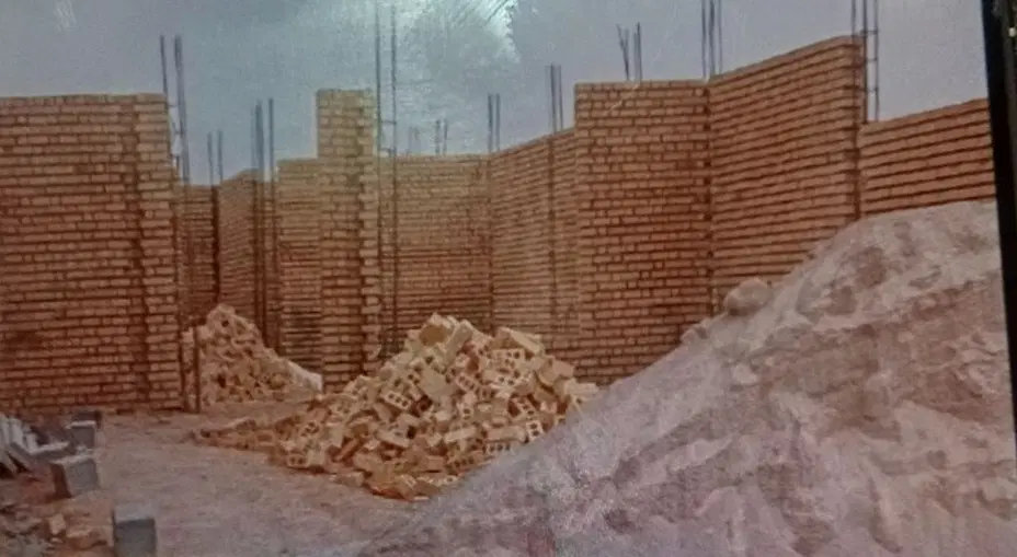 منزل نیمه کاره سقف زده و پلاستر شده