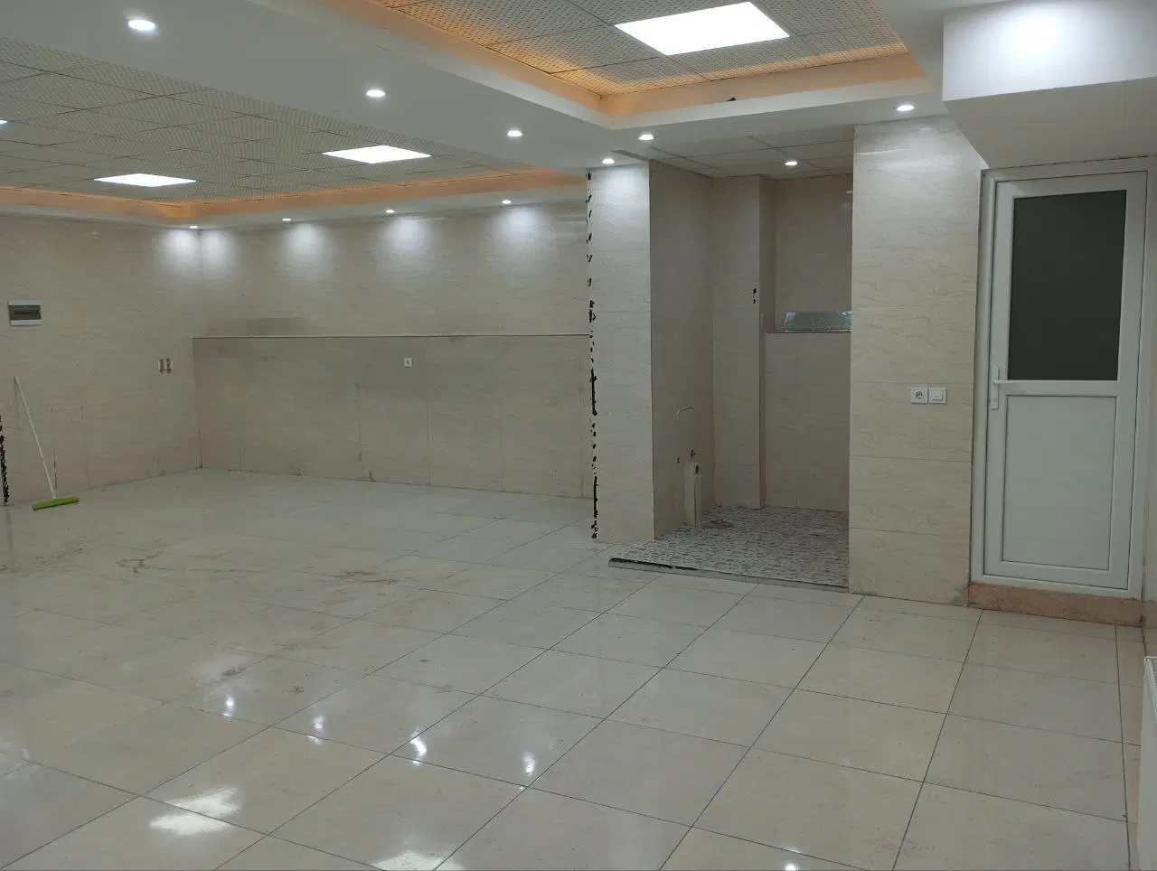 اجاره زیرزمینی،خیابان اصلی بهاران