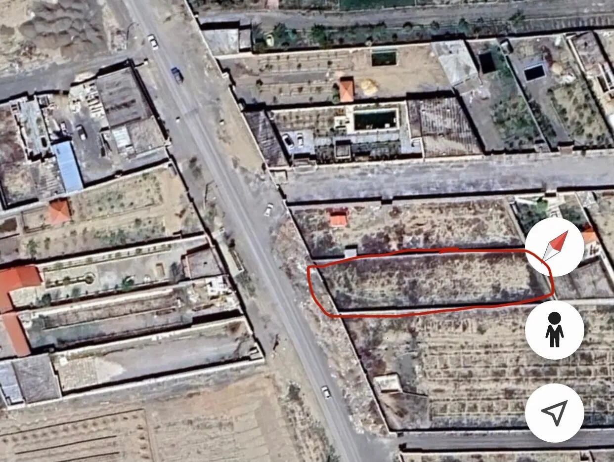 زمین دو دیوار حاشیه شاهنامه ۷۶