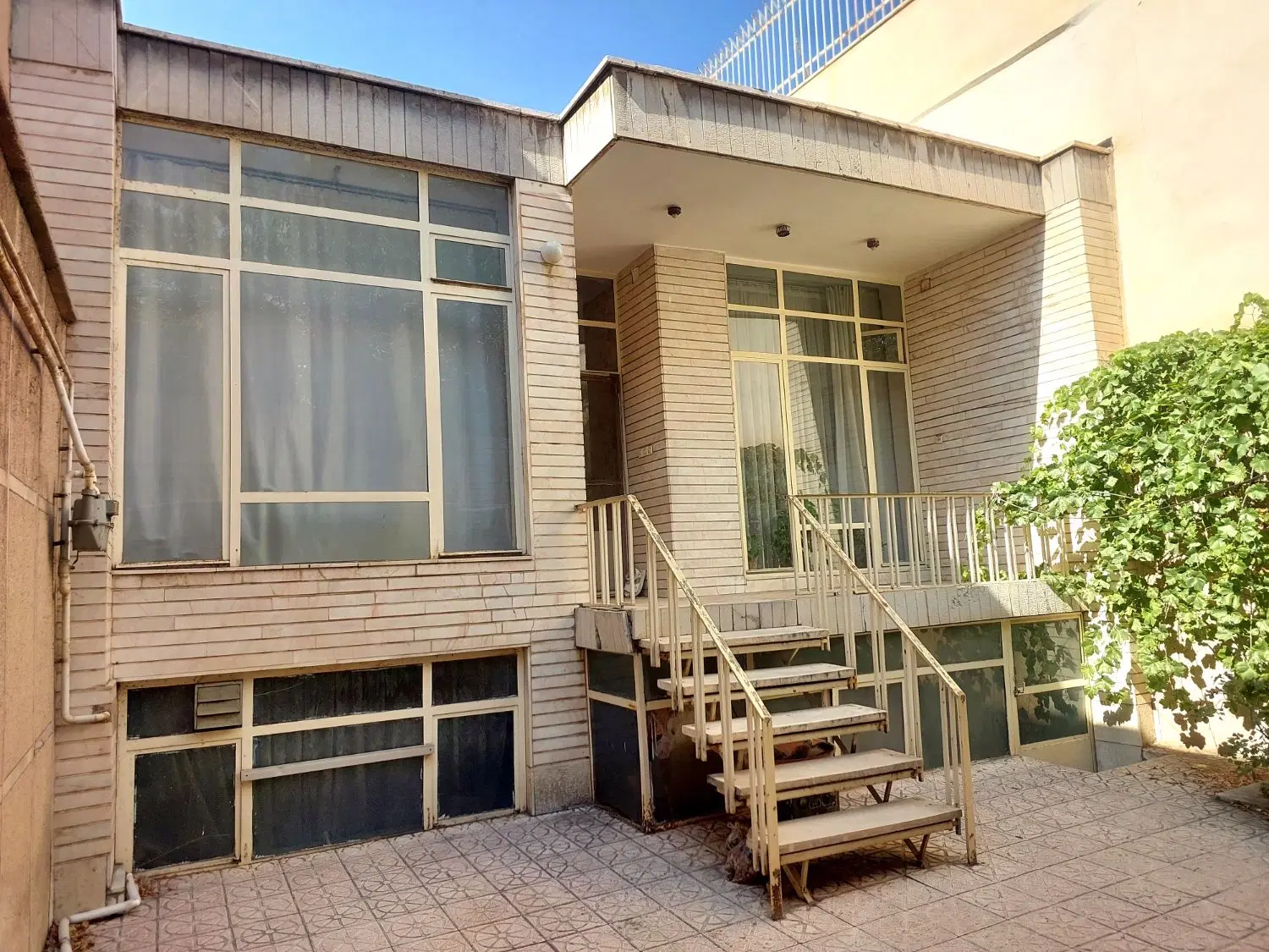 حیاطی(با یک باب مغازه دو دهنه)