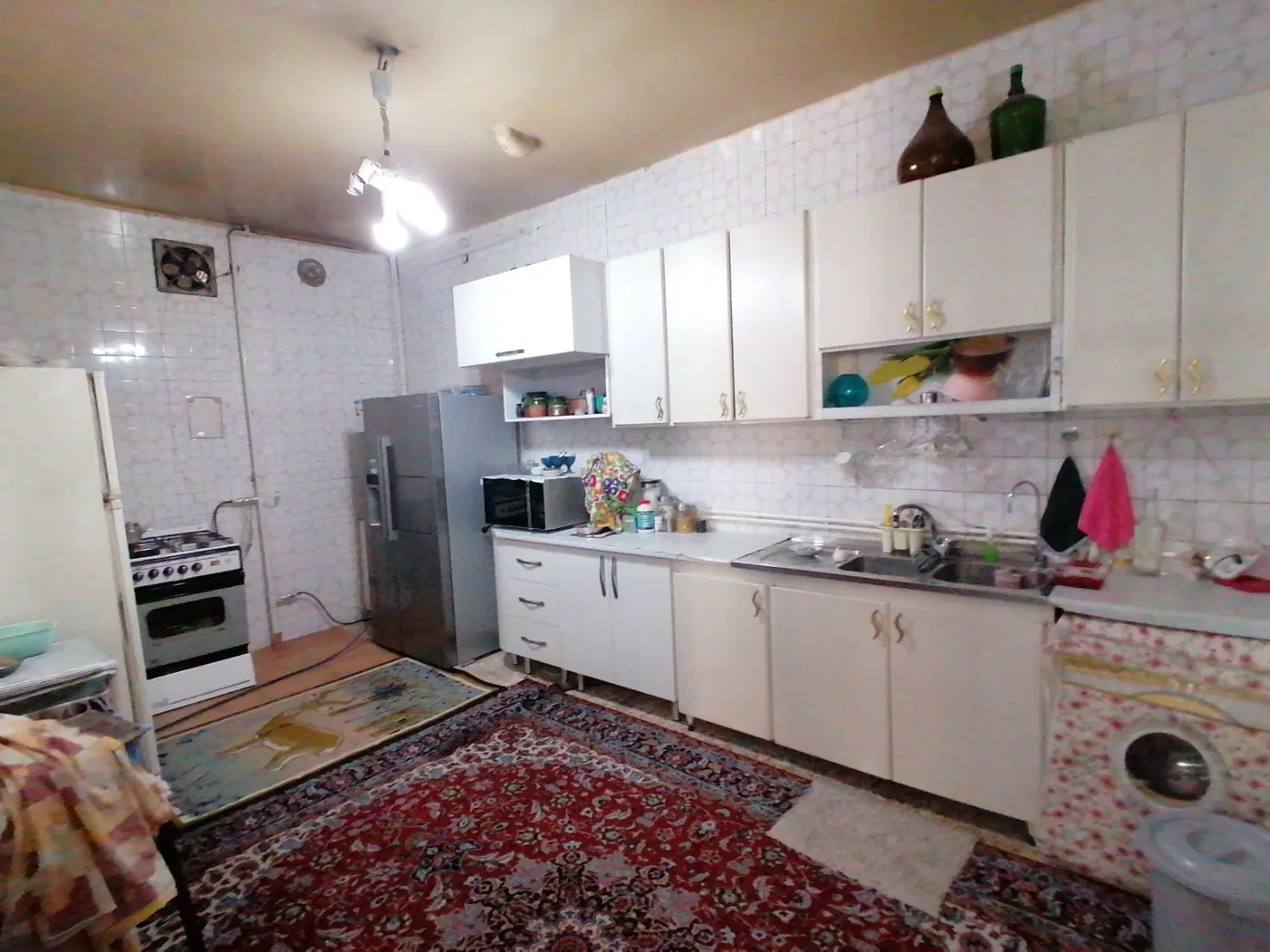 خانه ویلایی 3طبقه 308متر با 3دهنه مغازه بر باجک