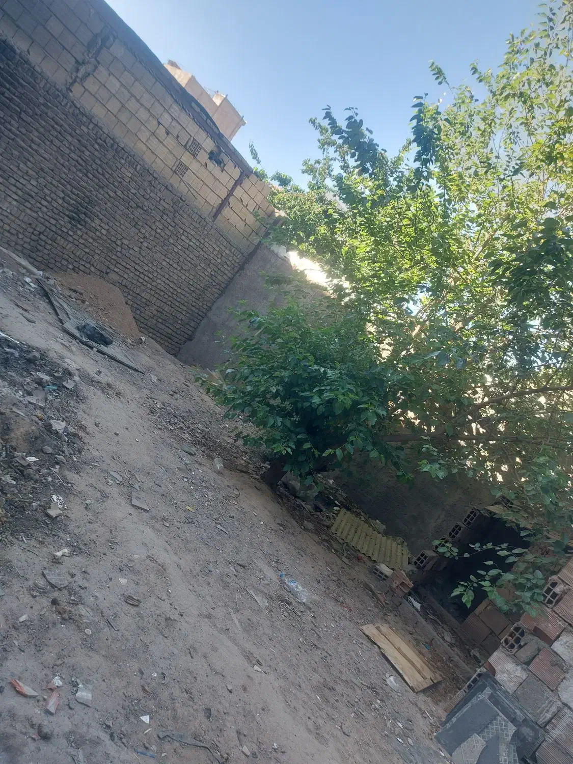 زمین چهار دیواری