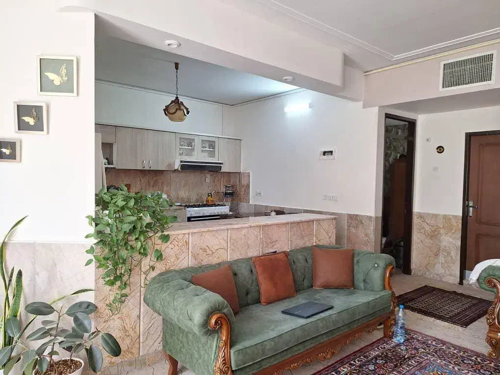 منزل ویلایی همراه دو باب مغازه تجاری دائم