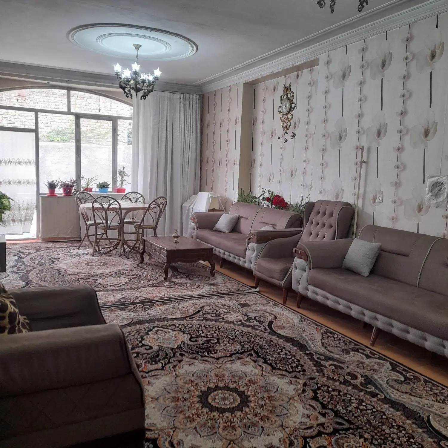 خانه دوطبقه و دارای مغازه